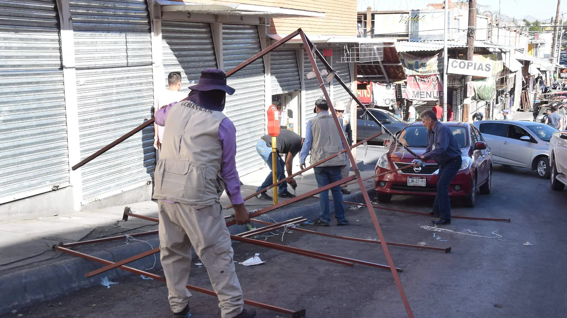 Operativo de inspectores de gobernacion retiran puestos,mesas y estructuras calle 4a y trias (28)